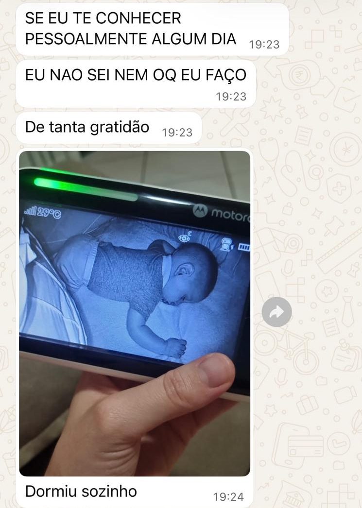 Mensagens de uma mãe: “SE EU TE CONHECER PESSOALMENTE ALGUM DIA, EU NÃO SEI NEM O QUE EU FAÇO, de tanta gratidão.” Em seguida, uma foto da babá eletrônica mostrando o bebê dormindo no berço, com a legenda “Dormiu sozinho”.
